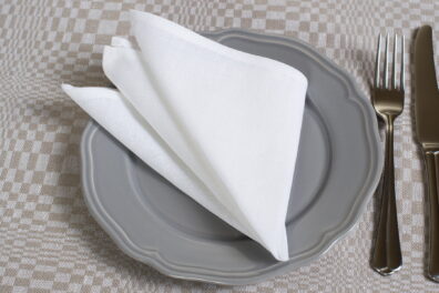 Serviette blanc optique de lin coton, ourlet simple.