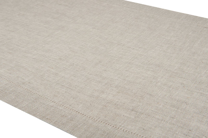Chemin de table de lin pur en couleur beige.