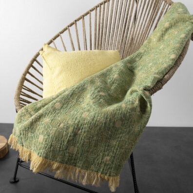 Plaid de lin-coton double face où un côté a des ornements jaunes sur le fond vert et l'autre côté est en couleur jaune.