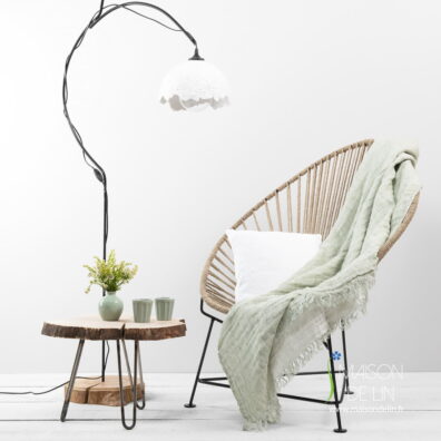 C'est un plaid de lin double face où un côté est en couleur vert opaline et un autre côté est en couleur blanc cassé.