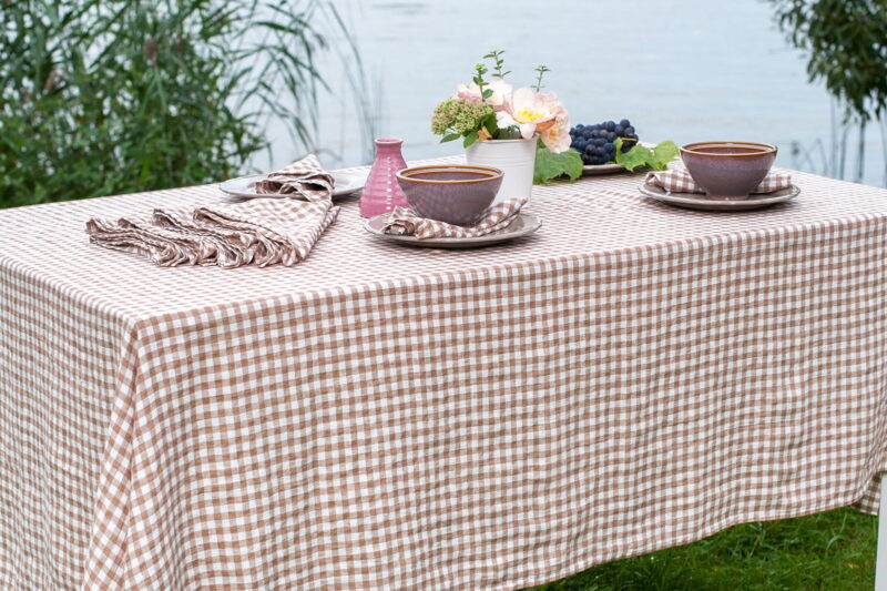 Nappe de lin lavé vichy marron et blanc cassé.