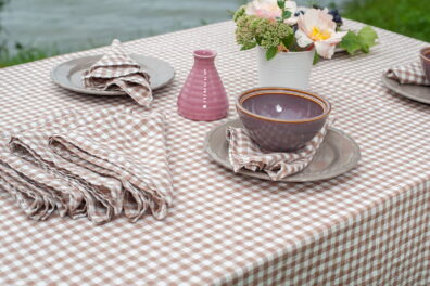 Petit vichy marron, terracotta et blanc cassé.