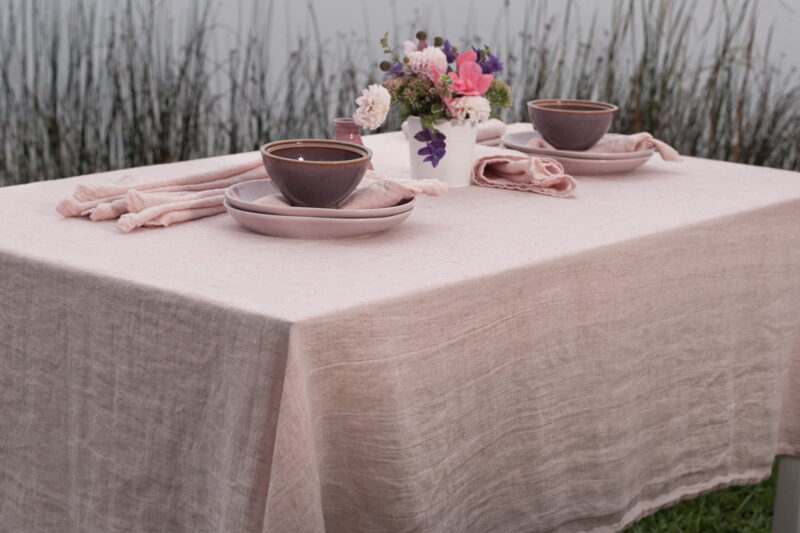 Nappe de lin lavé en couleur rose à chevron.