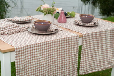 Chemin de table de lin vichy marron.