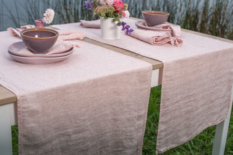 Chemin de table de lin lavé en couleur rose à chevron.