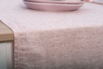 100% lin lavé en couleur rose à belle chevron . Type du bord – ourlet simple.