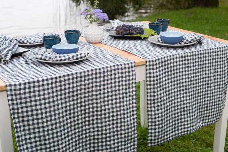 Chemin de table de lin lavé vichy bleu foncé at blanc cassé.