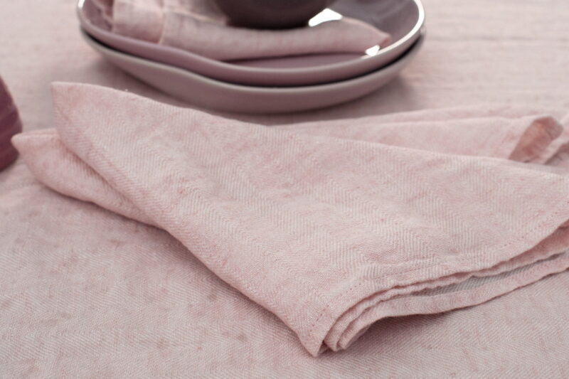 Serviette lin lavé en couleur rose à chevron.