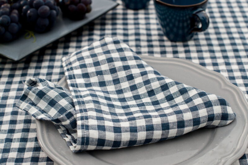 Serviette de 100% lin lavé en petit vichy bleu foncé at blanc cassé.