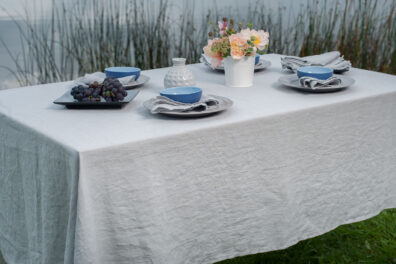 Nappe de lin lavé en couleur gris clair.