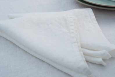 Serviette de lin lavé en couleur blanc cassé.