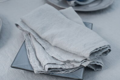 Serviette de lin lave gris clair.