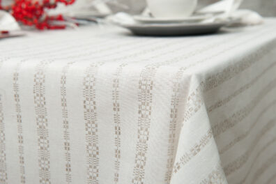 Nappe metis de lin coton  blanc cassé en rayures beiges ornementales.