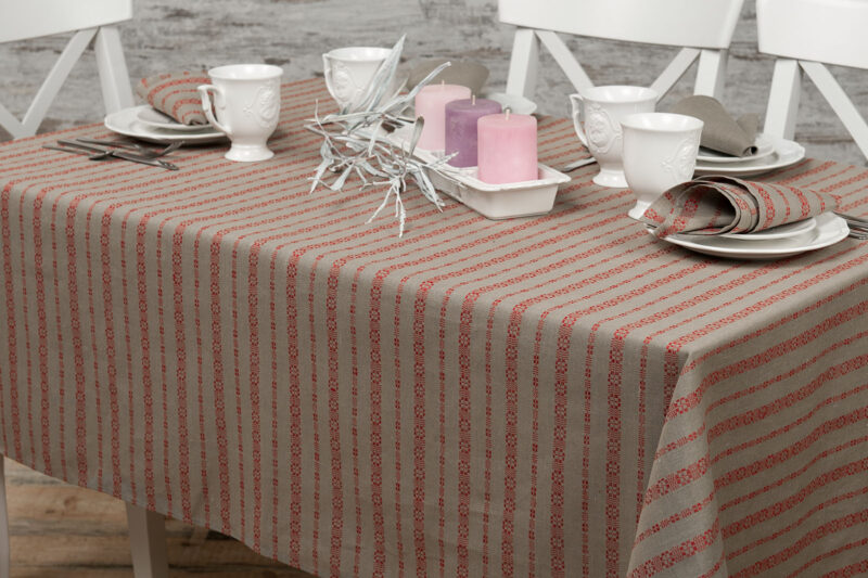 Nappe beige de lin coton en rayures rouges ornementales.