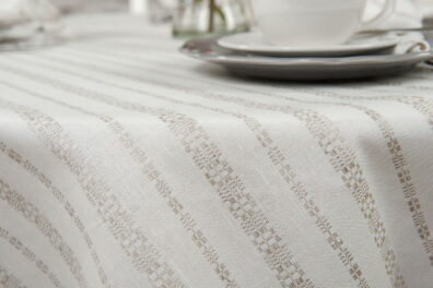 Nappe lin coton  blanc cassé en rayures beiges ornementales, décorée d’un bord délicat en couleur beige uni. Type du bord – 1cm.