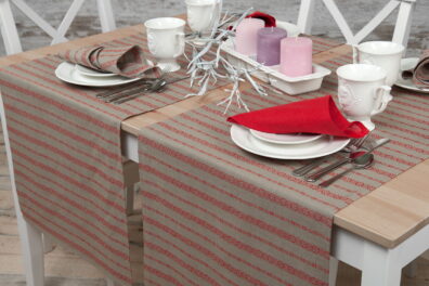 Chemin de table metis de lin coton beige en rayures rouges ornementales.