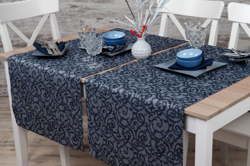 Chemin de table bleu foncé de lin coton en motif de fleur.