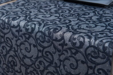 Jacquard en bel motif de fleur avec fils de lurex, en couleur d’argent.