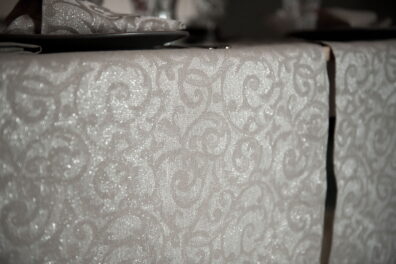 Jacquard en bel motif de fleur avec fils de lurex, en couleur d’argent.