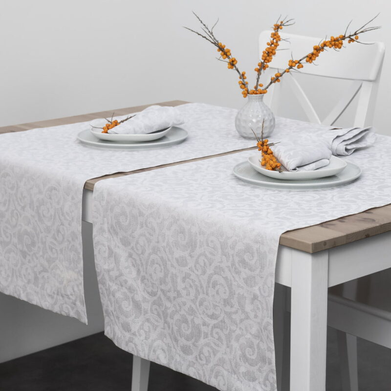 Chemin de table gris clair de lin coton en motif de fleur.
