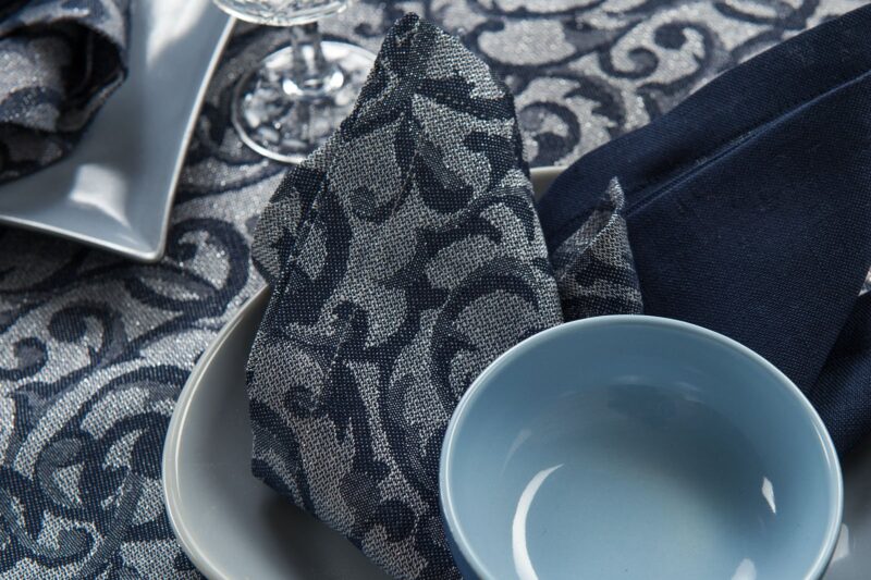 Serviette bleu foncé de lin coton en motif de fleur avec fils de lurex.