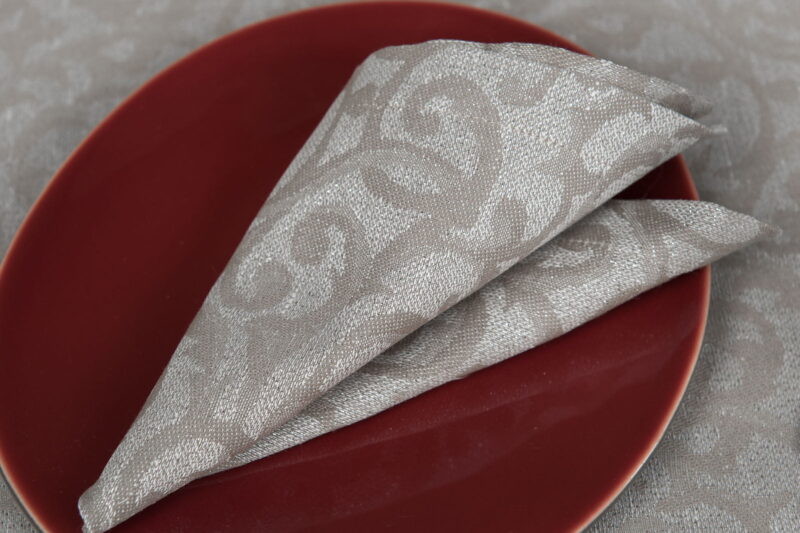 Serviette beige de lin coton en motif de fleur avec fils de lurex.