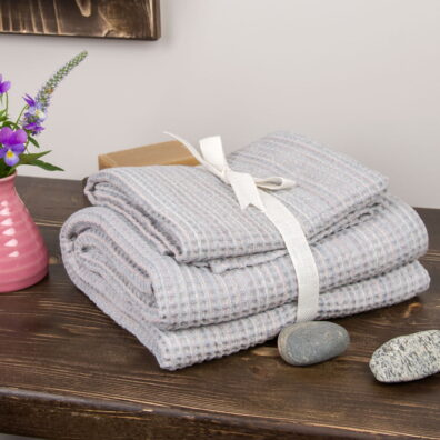 Set de drap de bain de lin coton en couleur gris clair.