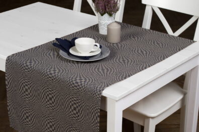 Chemin de table metis de lin coton en couleur bleu foncé à carreaux 3D. C`est un melange des couleurs bleu et beige.