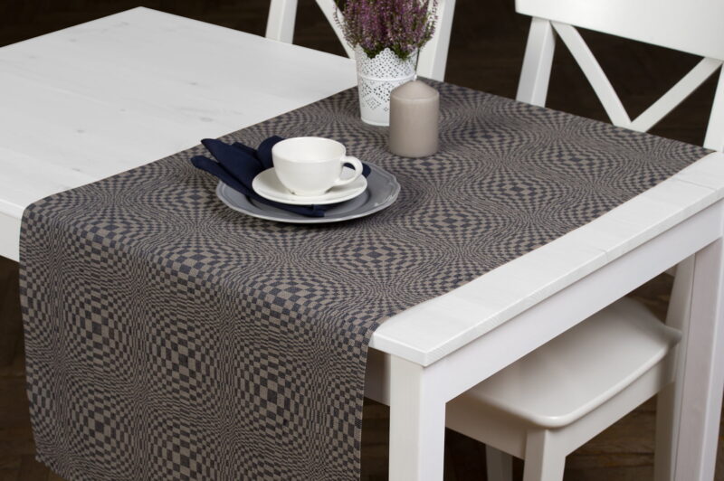 Chemin de table metis de lin coton en couleur bleu foncé à carreaux 3D. C`est un melange des couleurs bleu et beige.