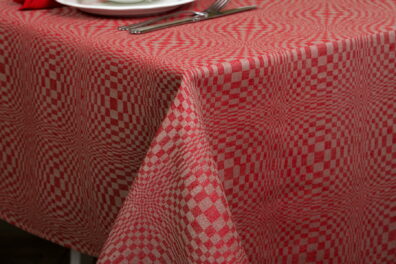 C`est un melange des couleurs rouge et beige.