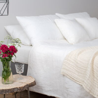 Housse de couette de lin blanc cassé, lavée, finition simple, boutonée en bas.