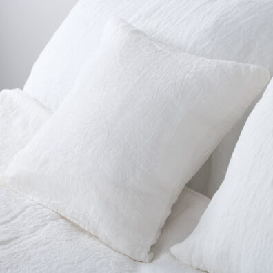 Housse de coussin de lin lave blanc cassé.