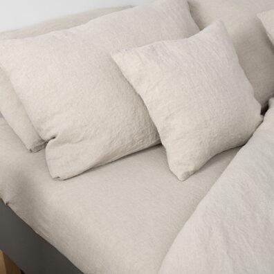 Drap de lin lavé, beige, peut être – finition simple ou avec élastique.
