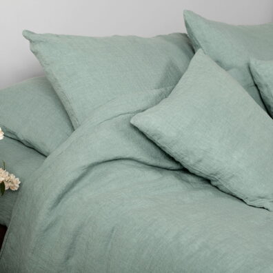 Housse de couette de lin bleu vert, lavée, finition simple, boutonée en bas.