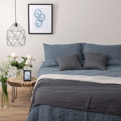 Linge de lit de lin lave bleu gris est composée de housse de couette, de taie d’oreille et de drap.