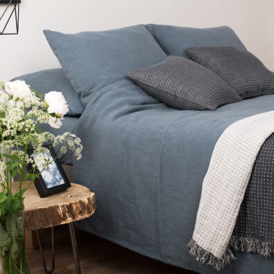 Housse de couette de lin bleu gris, lavée, finition simple, boutonée en bas.