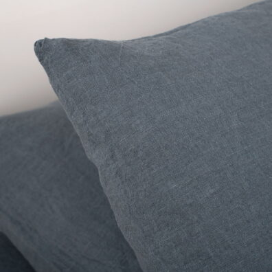 Taie d’oreiller de lin bleu gris, lavé, finition simple.