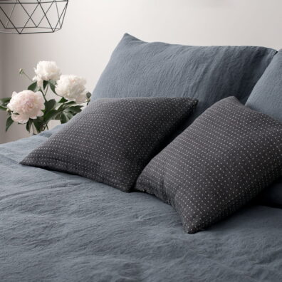 Housse de coussin de lin lave gris foncé.