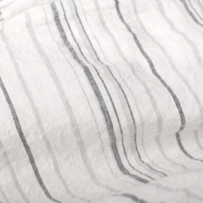 Tissu de lin lave blanc cassé en rayures grises et bleu grises.