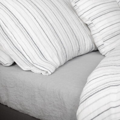 Drap de lin gris clair, lavé, peut être – finition simple ou avec élastique.