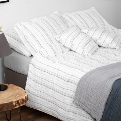 Housse de couette de lin en rayures fines grises, lavée, finition simple, boutonée en bas.