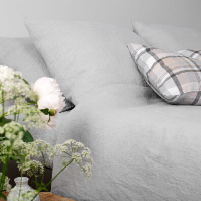 Housse de couette de lin gris clair, lavée, finition simple, boutonée en bas.