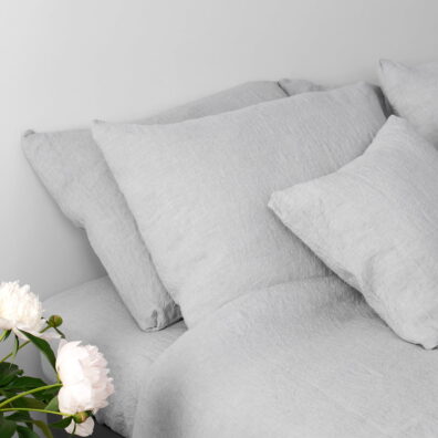 Drap de lin gris clair, lavé, peut être – finition simple ou avec élastique.