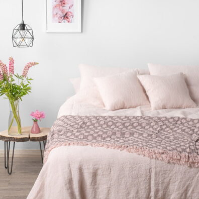 Collection de linge de lit de lin lave en couleur rose pâle.