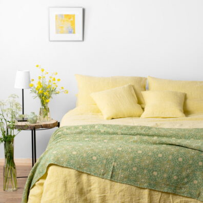 Linge de lit de lin lavé couleur jaune.