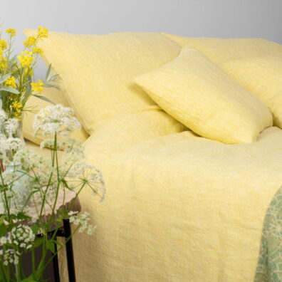 Housse de couette de lin jaune lavé.