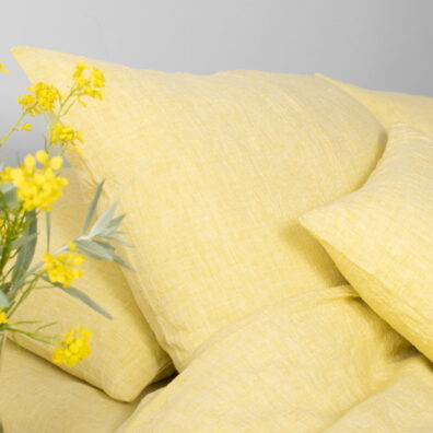 Drap de lin jaune clair, lavé, peut être – finition simple ou avec élastique.
