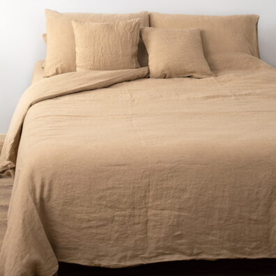 Linge de lit de lin est compose de housse de couette, de taie d'oreille et de drap.