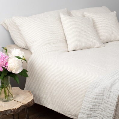 Linge de lit en lin lave beige en rayures.