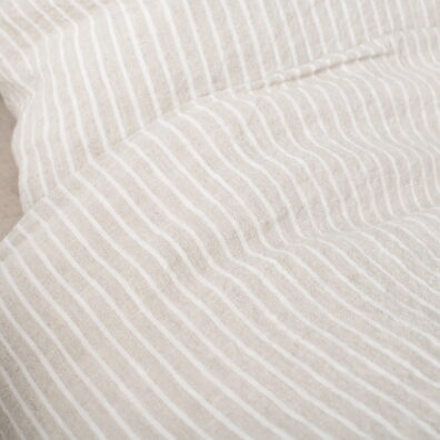 En tissu de lin lave beige et blanc rayures.